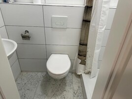 Habitación básica con 2 camas individuales | Escritorio y wifi gratis