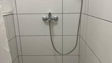 Eenvoudige eenpersoonskamer | Badkamer