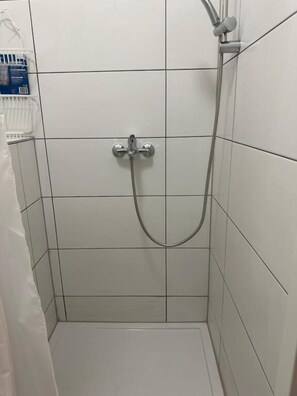Quarto solteiro básico | Banheiro