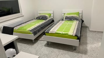 Eenvoudige Twin kamer | Een bureau, gratis wifi