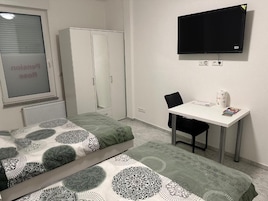 Habitación básica con 2 camas individuales | Escritorio y wifi gratis