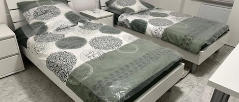 Basic Twin Room | Desk, free WiFi