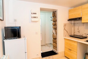Kjøleskap, mikrobølgeovn, kaffetrakter/tekoker og kjøkkenutstyr
