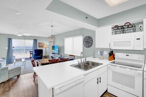 Apartamento, varias camas (Four Winds 304) | Cocina privada | Horno