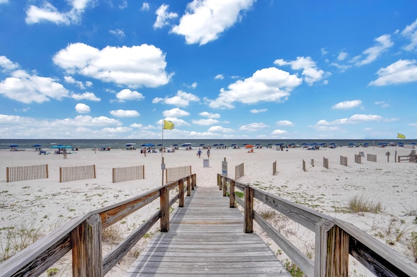 Apartamento, varias camas (Four Winds 304) | Playa | Ubicación a pie de playa