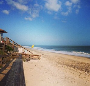 Chaises longues, serviettes de plage
