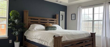 4 bedrooms, desk, iron/ironing board, WiFi