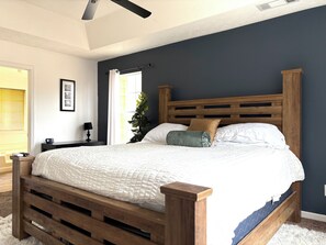 4 slaapkamers, een bureau, een strijkplank/strijkijzer, wifi