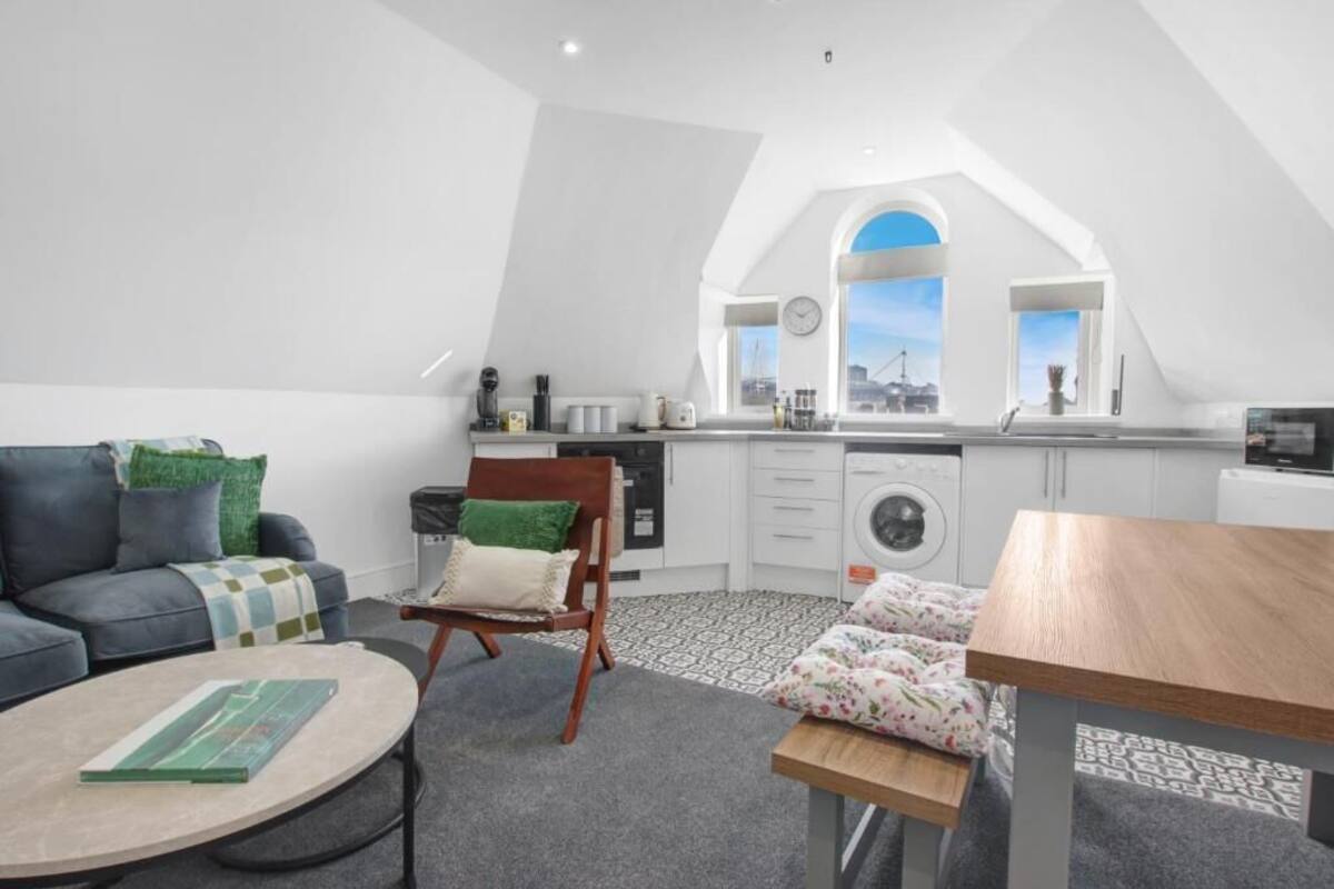 Appartement Confort, cuisine, vue sur la ville | Aire de séjour | Téléviseur à écran plat