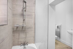 Appartement Confort, 3 chambres, vue sur la ville | Salle de bain | Douche, séchoir à cheveux, serviettes fournies, savon