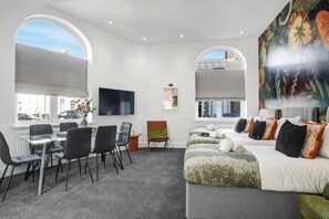 Caja de seguridad en la habitación y escritorio