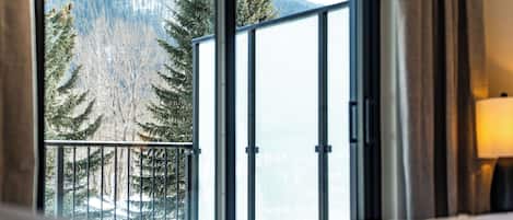 Premium Condo, Balcony, Mountain View