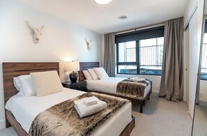 Premium Condo, Balcony, Mountain View | 4 bedrooms, free WiFi - The Peaks and Birdies (Revelstoke)