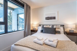 Premium Condo, Balcony, Mountain View | 4 bedrooms, free WiFi - The Peaks and Birdies (Revelstoke)