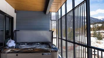 Premium Condo, Balcony, Mountain View | Private spa tub