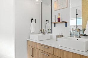 Shower, towels, soap, toilet paper - Stay @ Lone Walker (Big Sky)