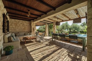 Outdoor dining - Traditional 5-bedroom villa with pool in marvelous Zakynthos. (Zakynthos)