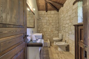 Shower, hair dryer, towels, soap - Traditional 5-bedroom villa with pool in marvelous Zakynthos. (Zakynthos)