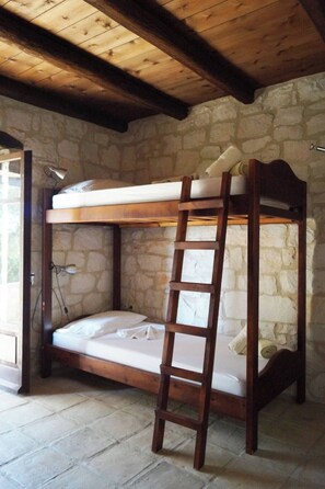 5 bedrooms, iron/ironing board, WiFi, bed sheets