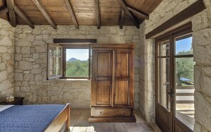 5 bedrooms, iron/ironing board, WiFi, bed sheets