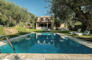 Pool - Traditional 5-bedroom villa with pool in marvelous Zakynthos. (Zakynthos)