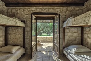 5 bedrooms, iron/ironing board, WiFi, bed sheets