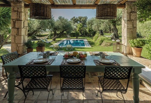 Traditional 5-bedroom villa with pool in marvelous Zakynthos.