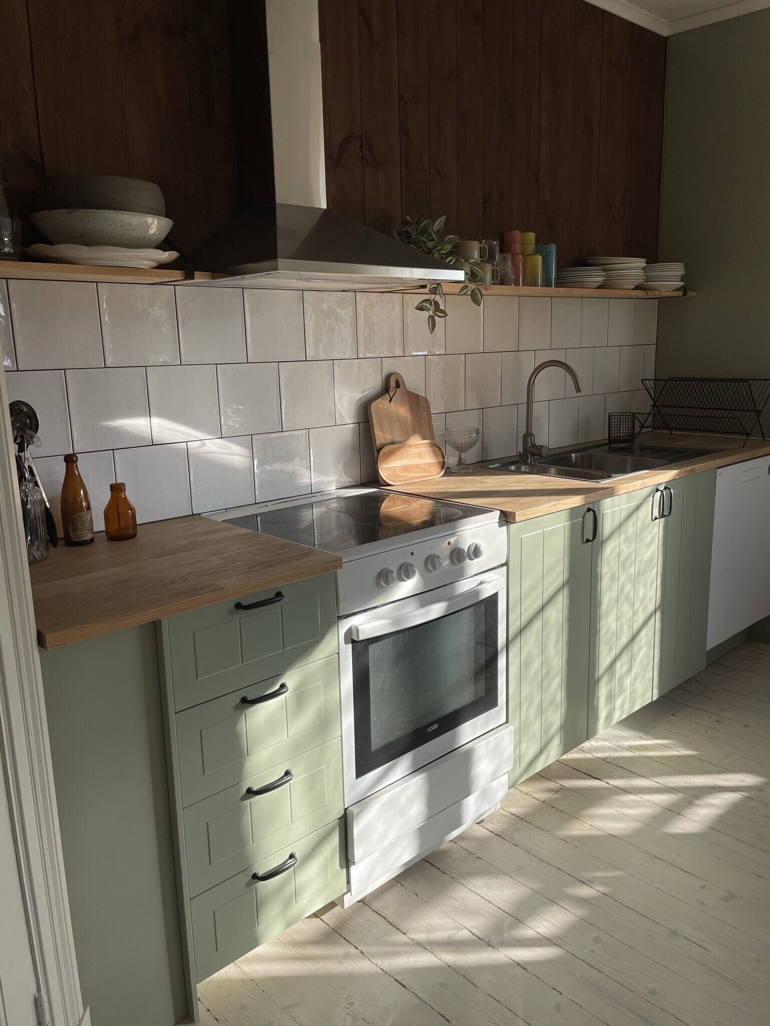 Een koelkast, een microgolfoven, een oven, een vaatwasser