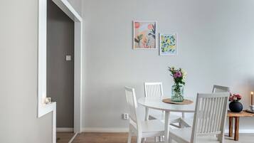 Comfort Apartment, City View | In-room dining