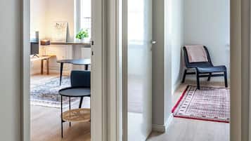 1 habitación, tabla de planchar con plancha y cunas gratuitas