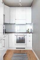 Refrigerador con freezer, microondas, horno, placa de cocina