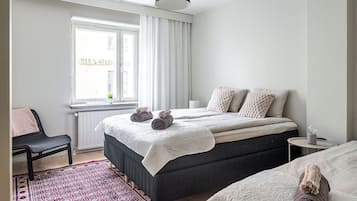1 habitación, tabla de planchar con plancha y cunas gratuitas