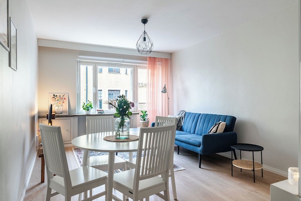 Appartement Confort, vue sur la ville | Aire de séjour | Téléviseur connecté de 46 po avec télévision par câble