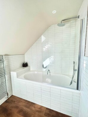 Secadora de cabello, toallas, shampoo, papel de baño 