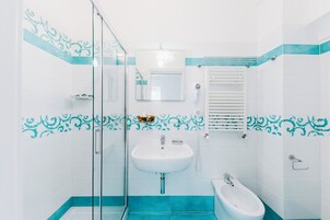 Deluxe Double Room | Bathroom | Shower