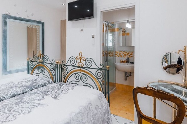 Deluxe Double Room | Blackout curtains, iron/ironing board, free WiFi