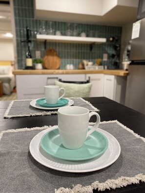 Réfrigérateur, four à micro-ondes, cafetière-théière