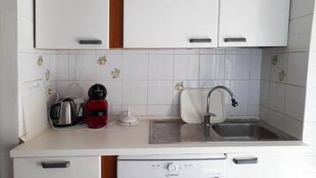 KĂŒhlschrank, Mikrowelle, Ofen, Herdplatte