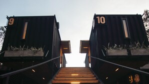 A staircase leading to two numbered buildings, 9 and 10, with a clear sky in the background. - Hawkay Glamping (Panzaleo)
