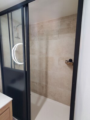 Douche, sèche-cheveux, serviettes fournies, savon
