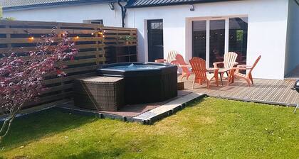 Gite bord de mer avec billard , parking + ( jacuzzi extérieur en été )