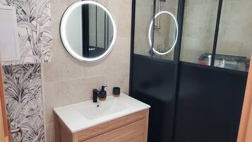 Douche, sĂšche-cheveux, serviettes fournies, savon