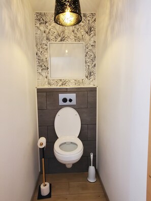 Doccia, asciugacapelli, asciugamani, sapone