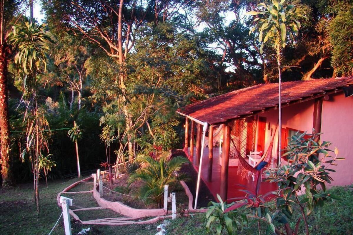 Un petit bâtiment d’un seul étage, doté d’un toit rouge et d’une charpente couverte de chaume.