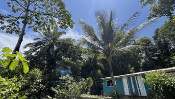 Casa superior, vista para o mar | Frigobar, Wi-Fi de cortesia, roupa de cama