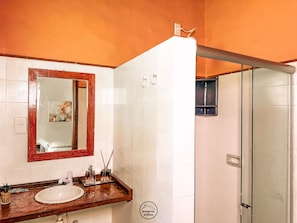 Shower, towels, soap, toilet paper - Casas Porto de Cima (Cairu)