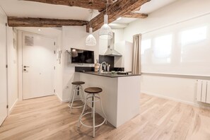 Appartement Deluxe | Cuisine privée | Réfrigérateur, micro-ondes, plaque de cuisson, lave-vaisselle