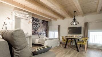 Deluxe Studio | Blackout drapes, soundproofing, iron/ironing board, free WiFi