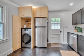 Jääkaappi, mikroaaltouuni, uuni, liesi