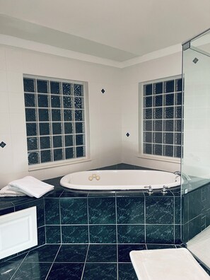 Chuveiro, banheira de hidromassagem, secador de cabelo, toalhas de banho